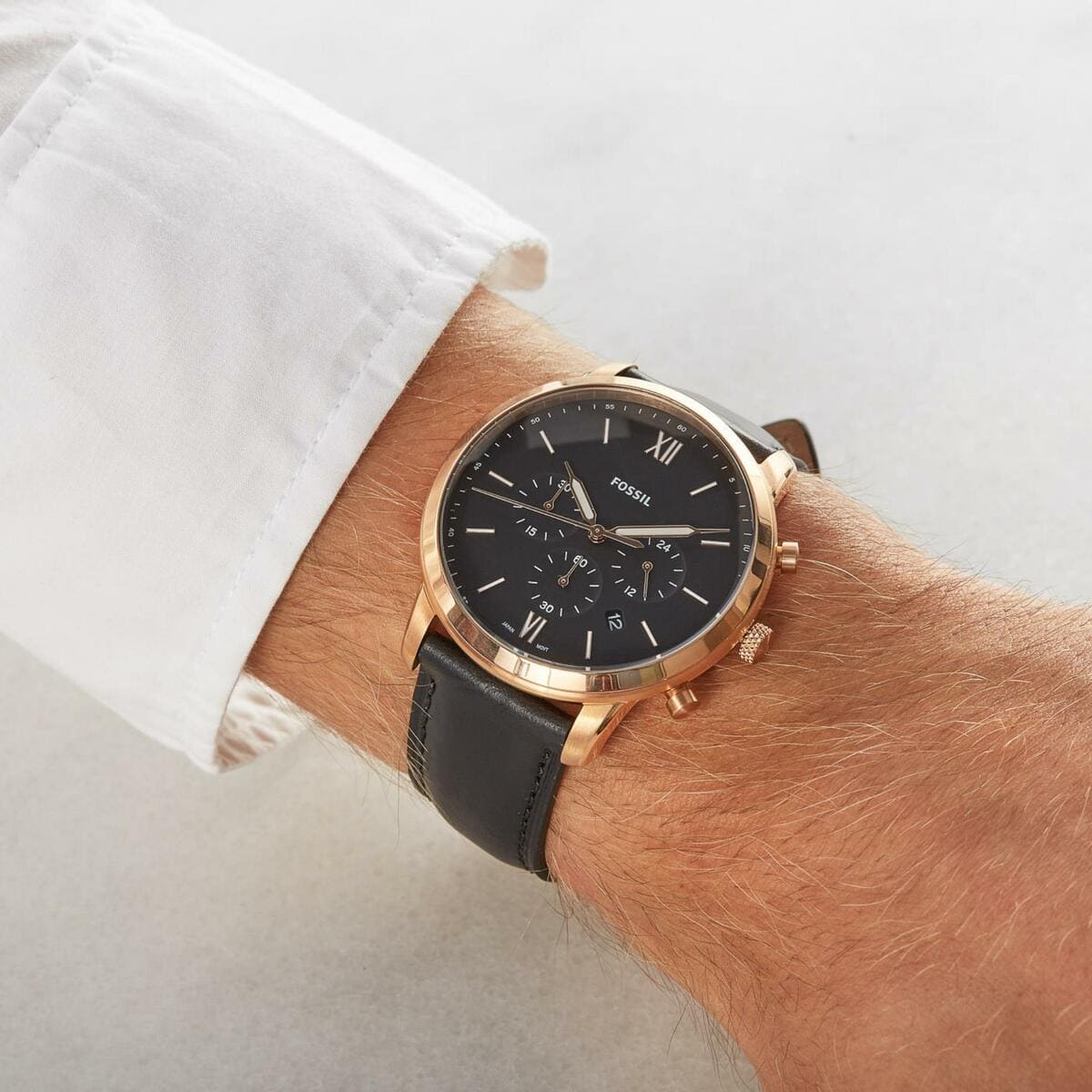 fs5381-fossil-watch-men-black-leather-Neutra-hand-7